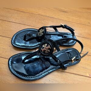 Tory Burch Dillan Thong Sandals Black Patent Leather Flat Shoes Gold Logo Sz 5.5